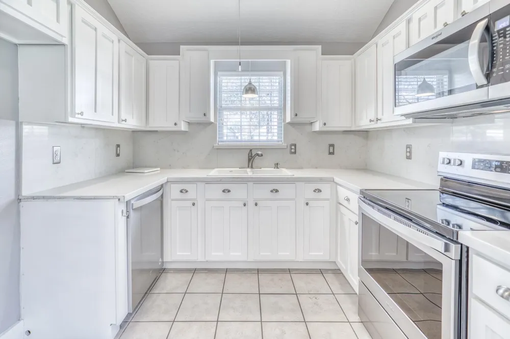 210 W Bell Street Fayetteville, TX 78940