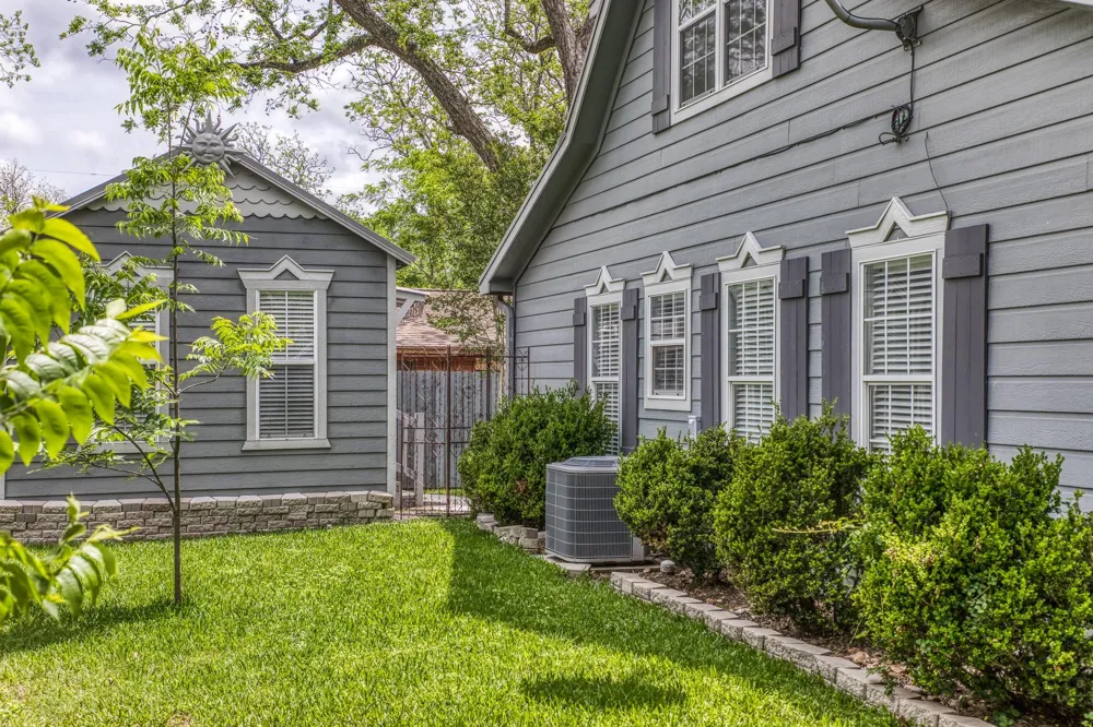 210 W Bell Street Fayetteville, TX 78940