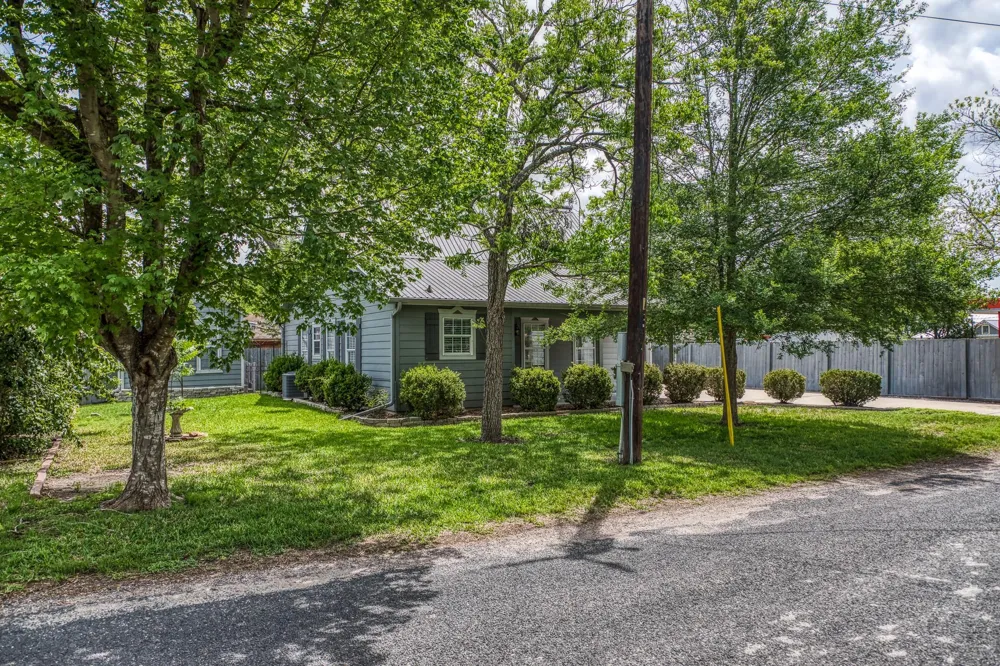 210 W Bell Street Fayetteville, TX 78940