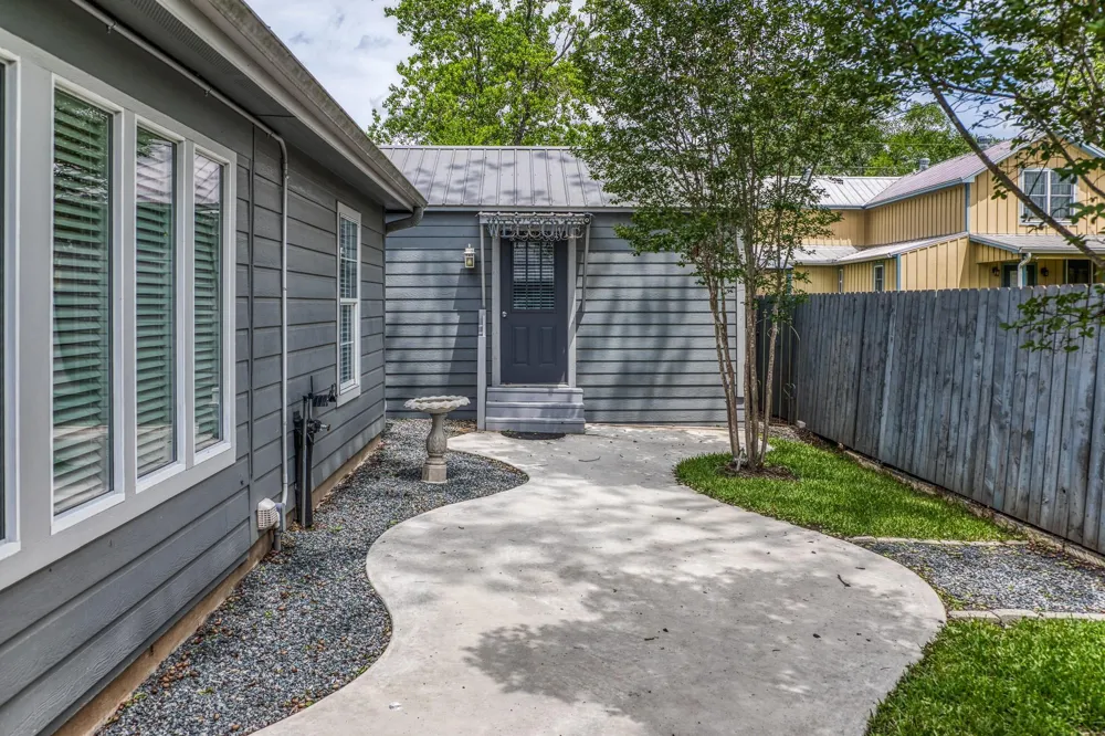 210 W Bell Street Fayetteville, TX 78940