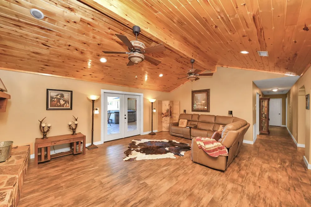 16076 Highway 105 Cleveland, TX 77327