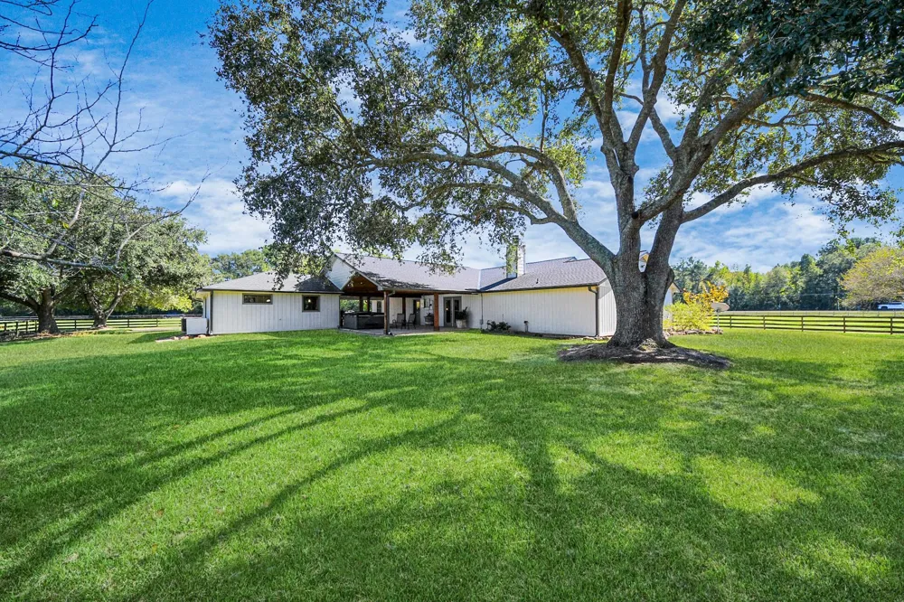 16076 Highway 105 Cleveland, TX 77327