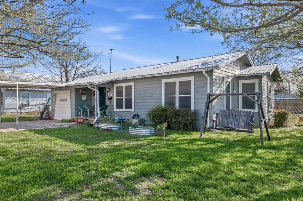 915 S Neches Street Coleman, TX 76834