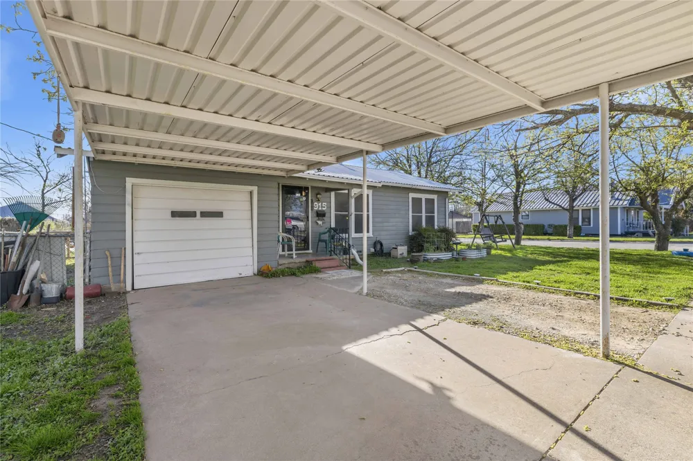 915 S Neches Street Coleman, TX 76834