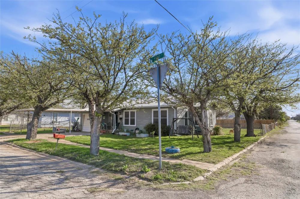 915 S Neches Street Coleman, TX 76834