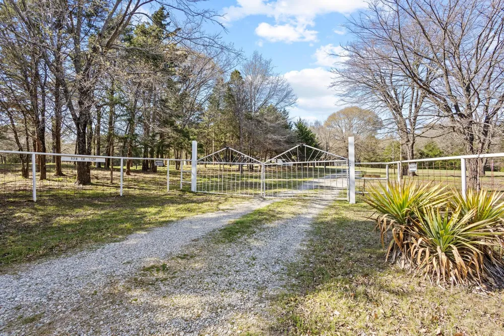 528 County Road 1120 Ravenna, TX 75476