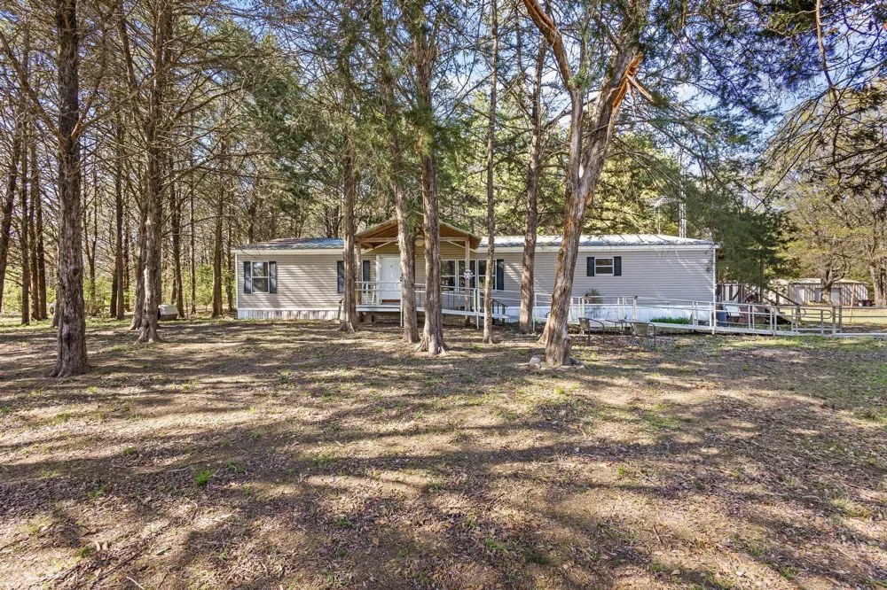 528 County Road 1120 Ravenna, TX 75476