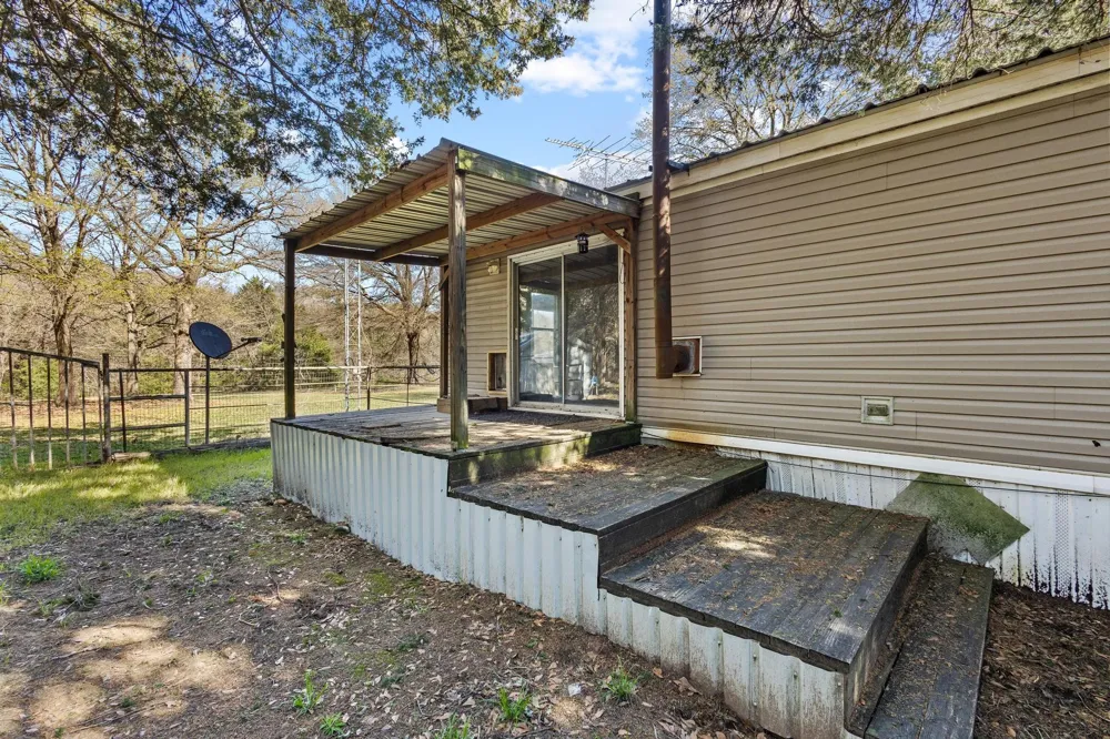 528 County Road 1120 Ravenna, TX 75476