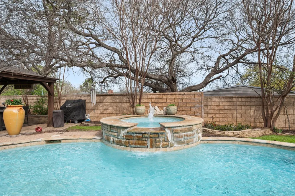 2703 Katherine Court Dalworthington Gardens, TX 76016