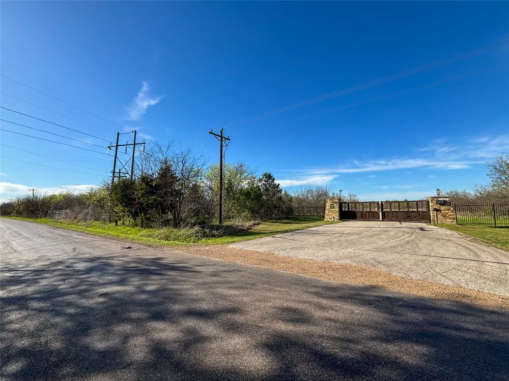 8001 Big Water Lane Kemp, TX 75143