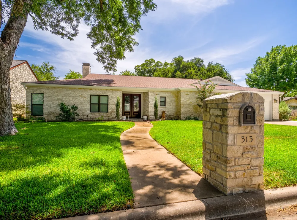 313 Meadowlakes Drive Meadowlakes, TX 78654