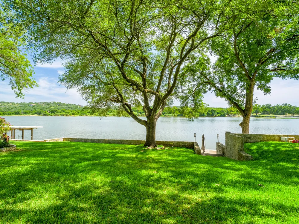 313 Meadowlakes Drive Meadowlakes, TX 78654