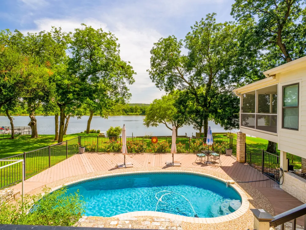 313 Meadowlakes Drive Meadowlakes, TX 78654