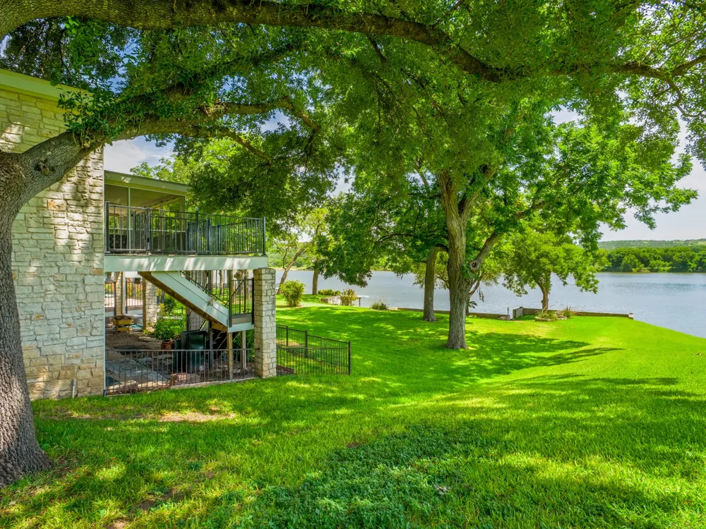 313 Meadowlakes Drive Meadowlakes, TX 78654