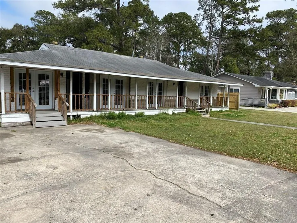106 E Derenne Avenue Savannah, GA 31405