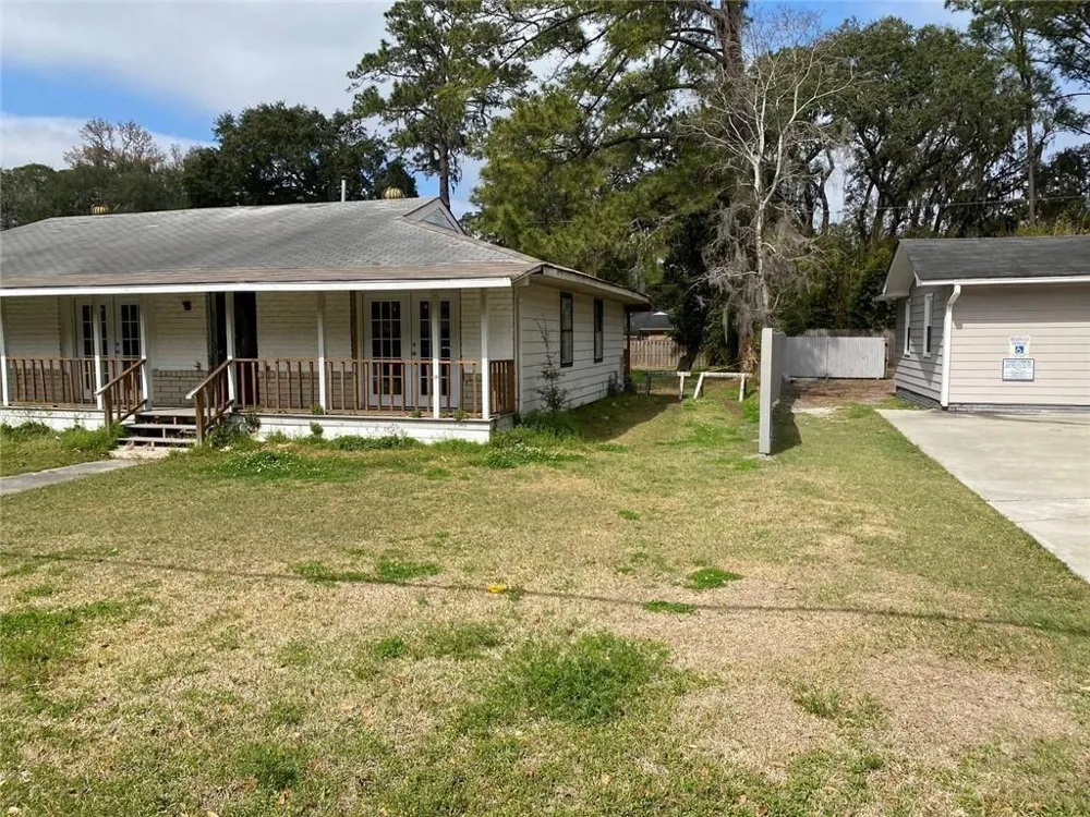 106 E Derenne Avenue Savannah, GA 31405