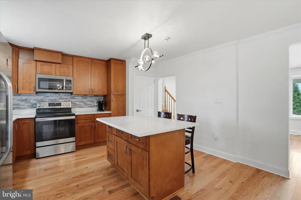 898 CRESTLINE DRIVE Blue Bell, PA 19422
