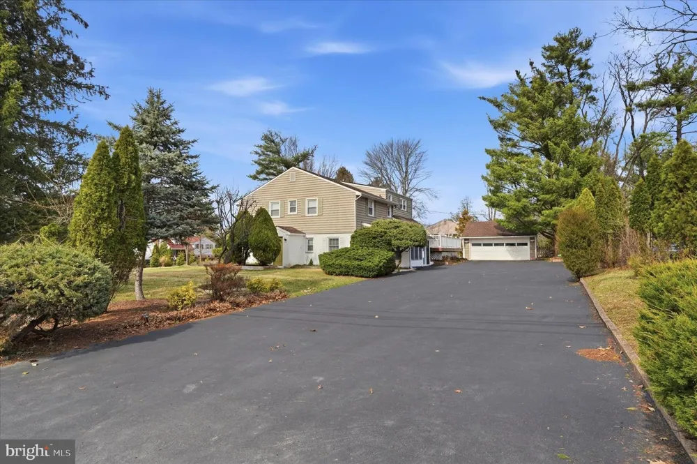 898 CRESTLINE DRIVE Blue Bell, PA 19422