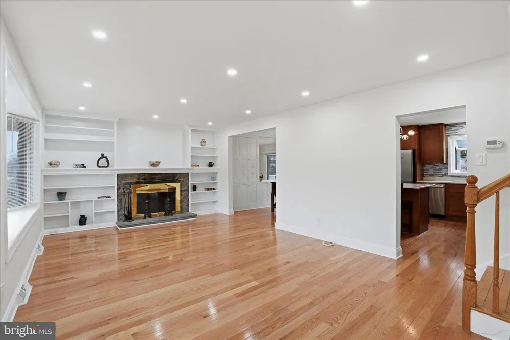 898 CRESTLINE DRIVE Blue Bell, PA 19422