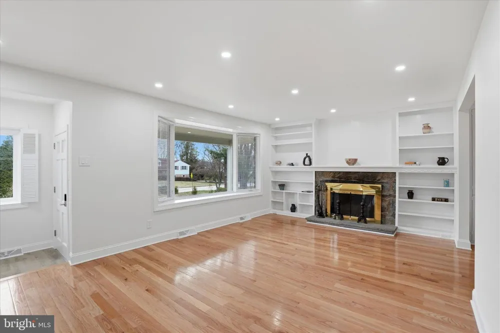 898 CRESTLINE DRIVE Blue Bell, PA 19422