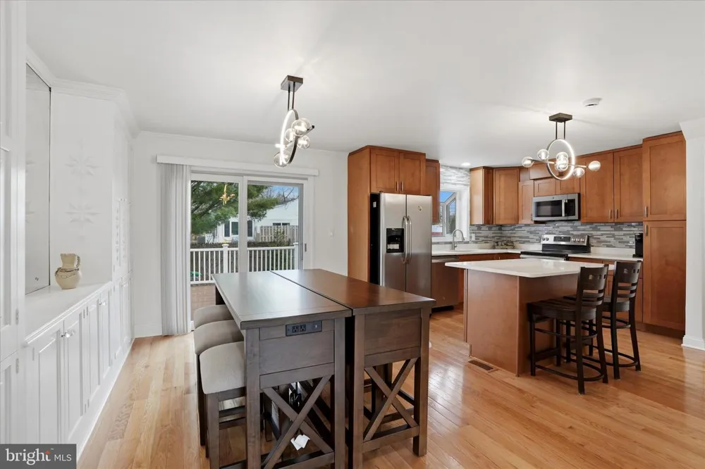 898 CRESTLINE DRIVE Blue Bell, PA 19422