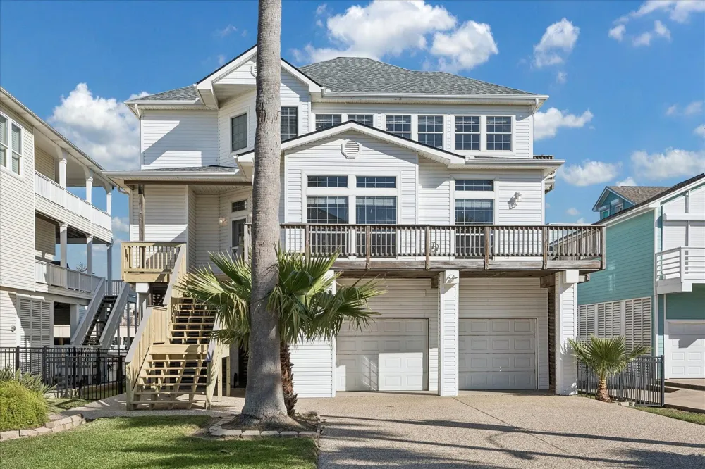 918 Long Reach Drive Tiki Island, TX 77554