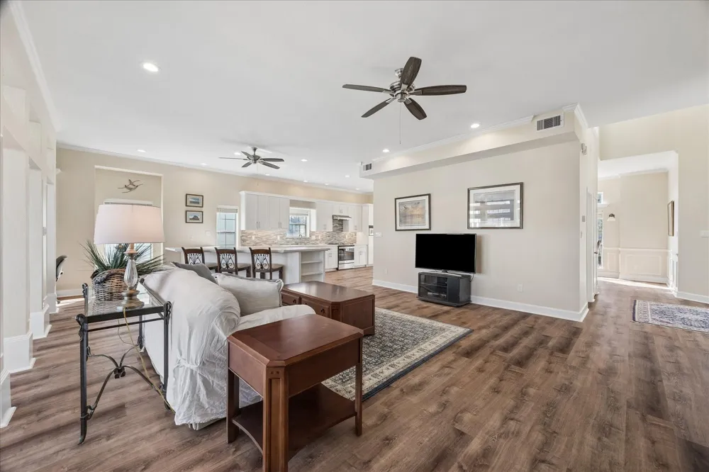 918 Long Reach Drive Tiki Island, TX 77554
