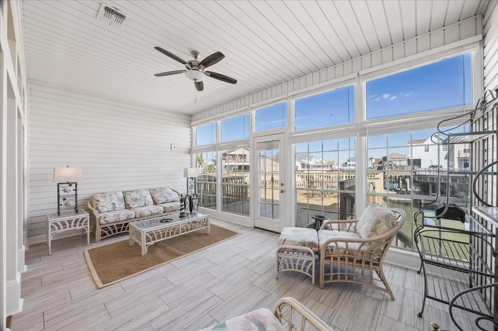 918 Long Reach Drive Tiki Island, TX 77554