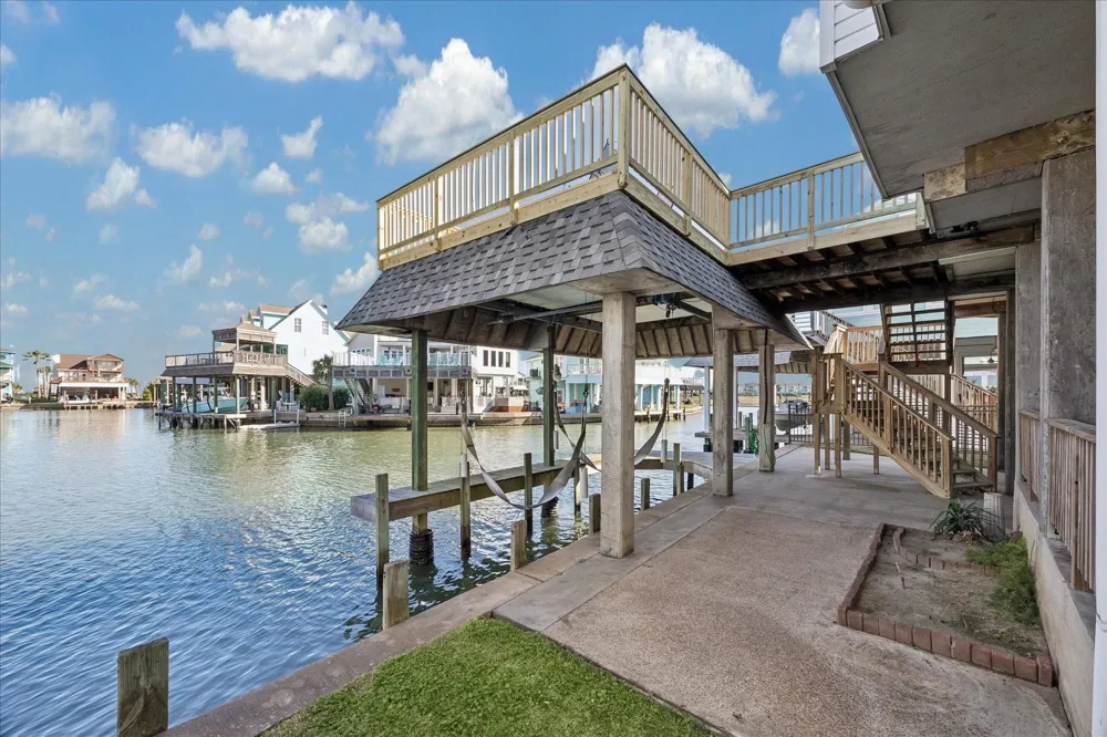 918 Long Reach Drive Tiki Island, TX 77554
