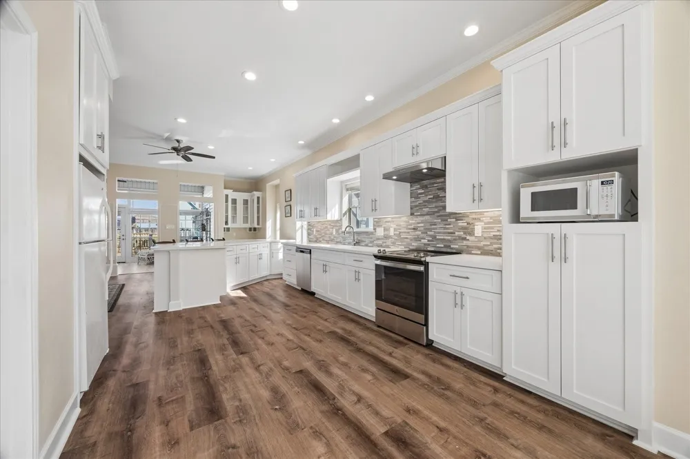 918 Long Reach Drive Tiki Island, TX 77554