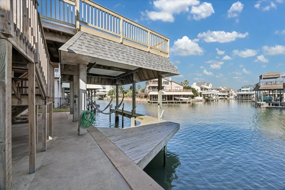 918 Long Reach Drive Tiki Island, TX 77554
