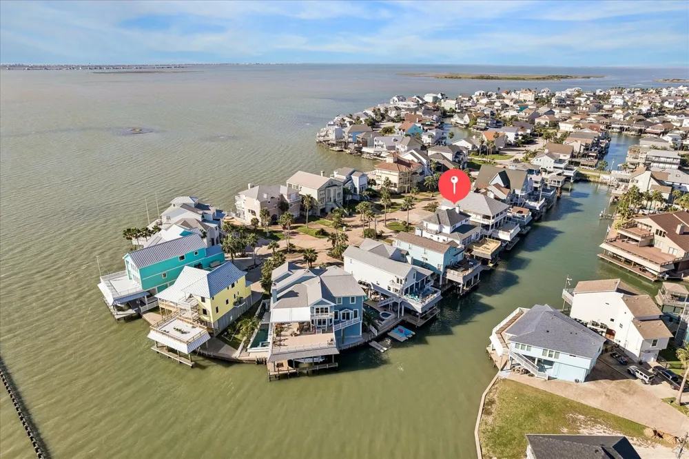 918 Long Reach Drive Tiki Island, TX 77554