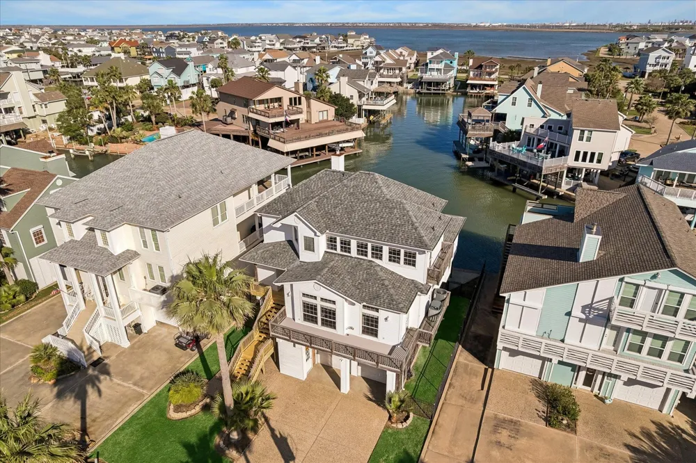 918 Long Reach Drive Tiki Island, TX 77554