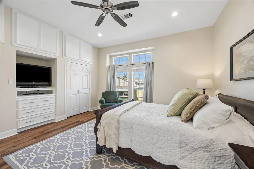 918 Long Reach Drive Tiki Island, TX 77554