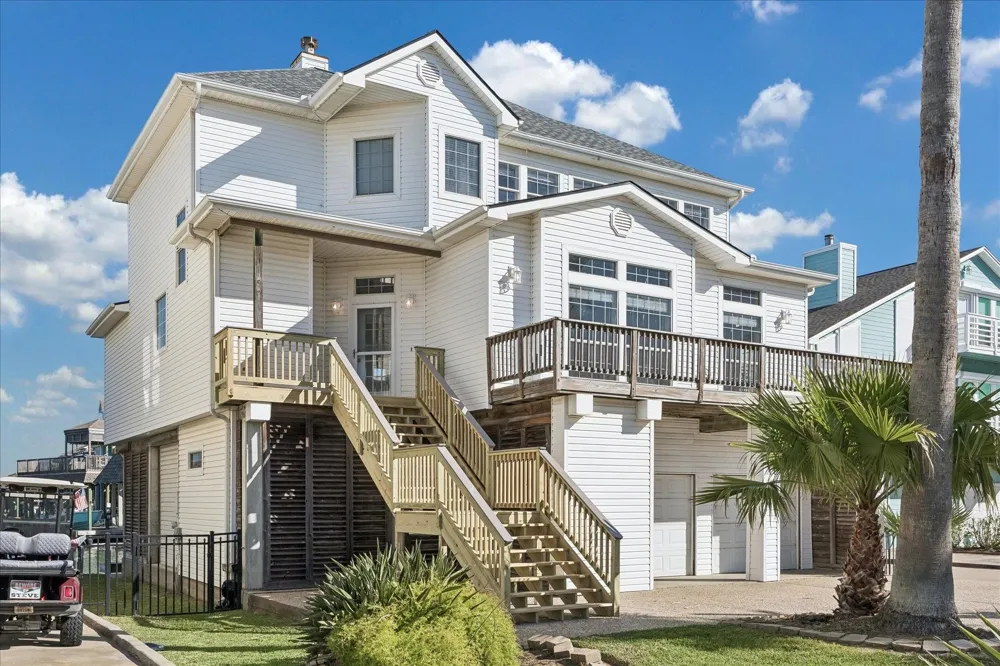 918 Long Reach Drive Tiki Island, TX 77554