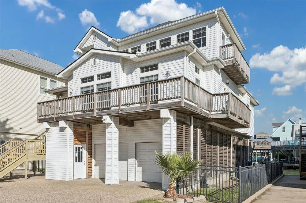 918 Long Reach Drive Tiki Island, TX 77554