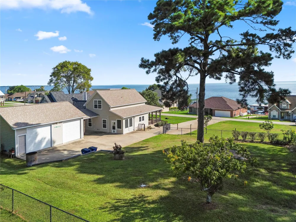 361 Bridgelanding Onalaska, TX 77360