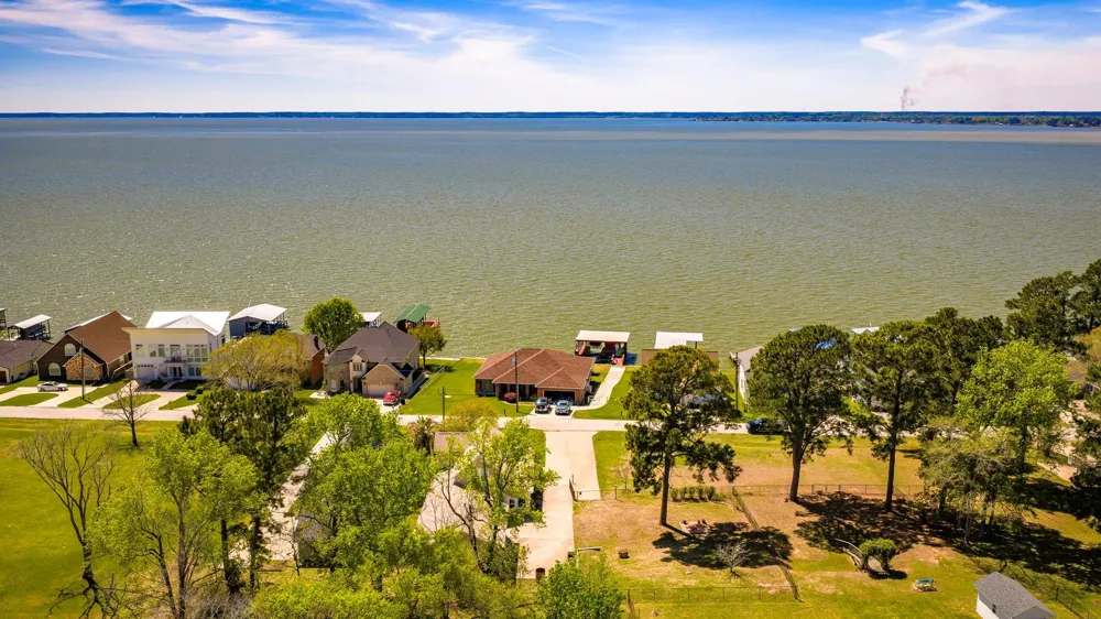 361 Bridgelanding Onalaska, TX 77360