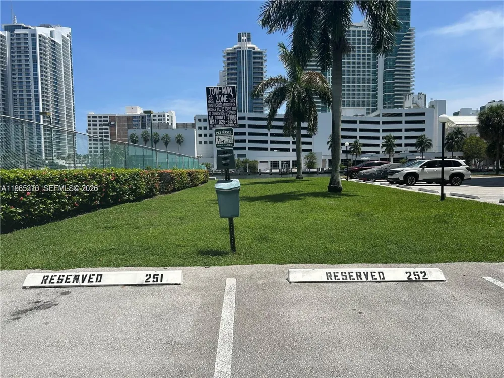 400 Leslie Dr #308 Hallandale Beach, FL 33009