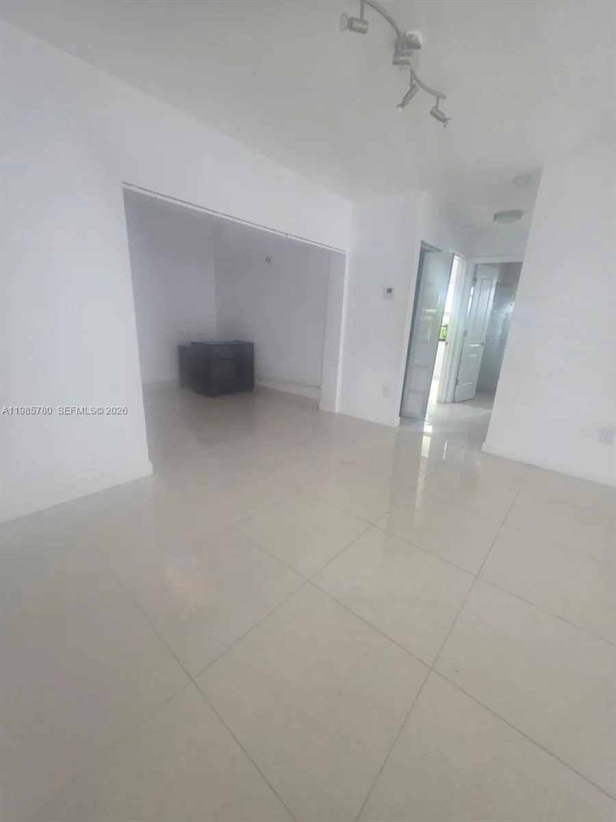 710 SW 99th Ct Cir Miami, FL 33174