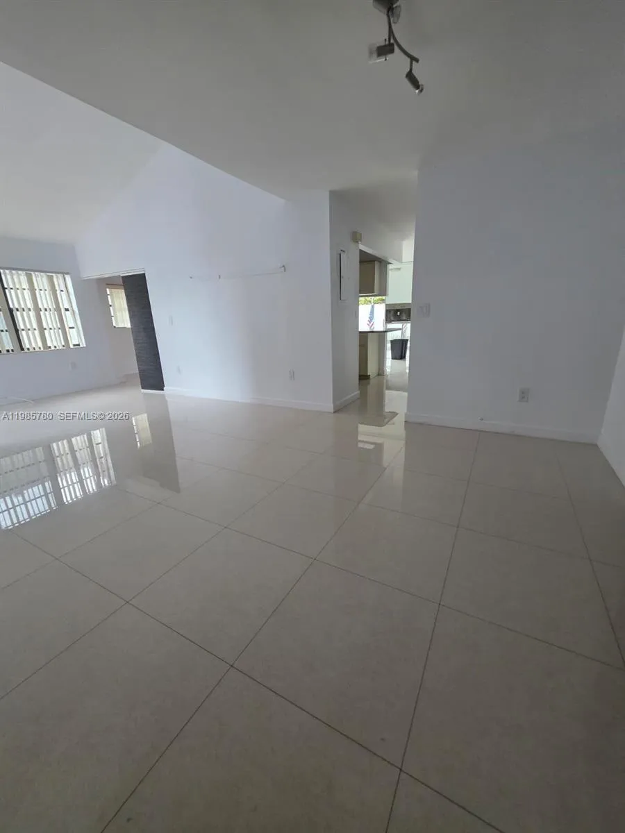 710 SW 99th Ct Cir Miami, FL 33174