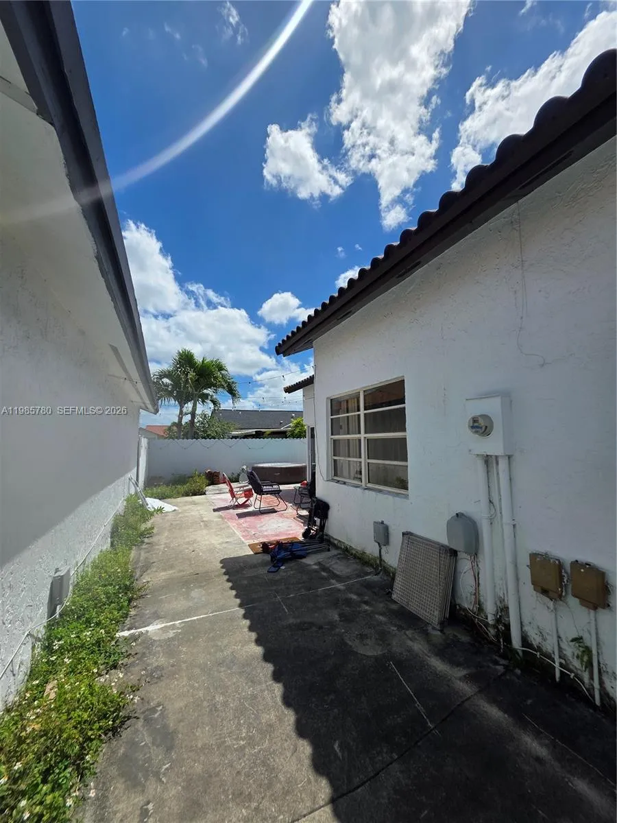 710 SW 99th Ct Cir Miami, FL 33174