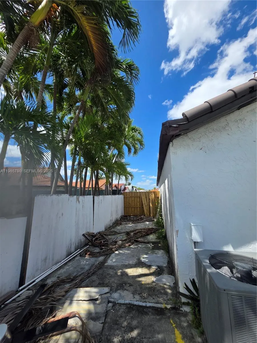 710 SW 99th Ct Cir Miami, FL 33174