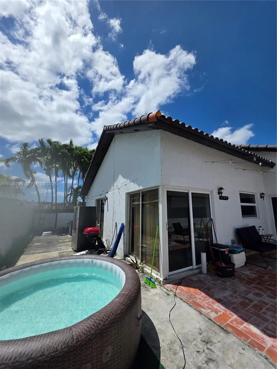 710 SW 99th Ct Cir Miami, FL 33174