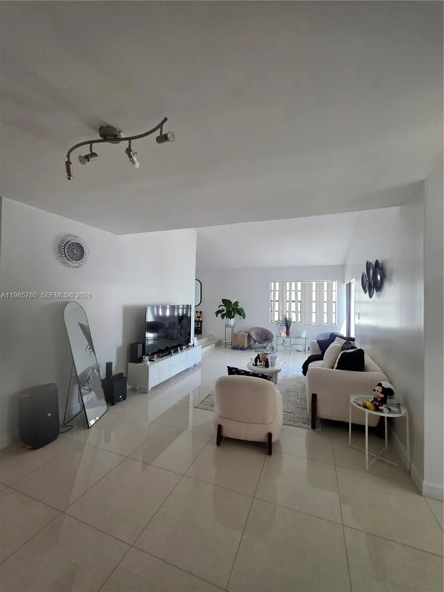 710 SW 99th Ct Cir Miami, FL 33174