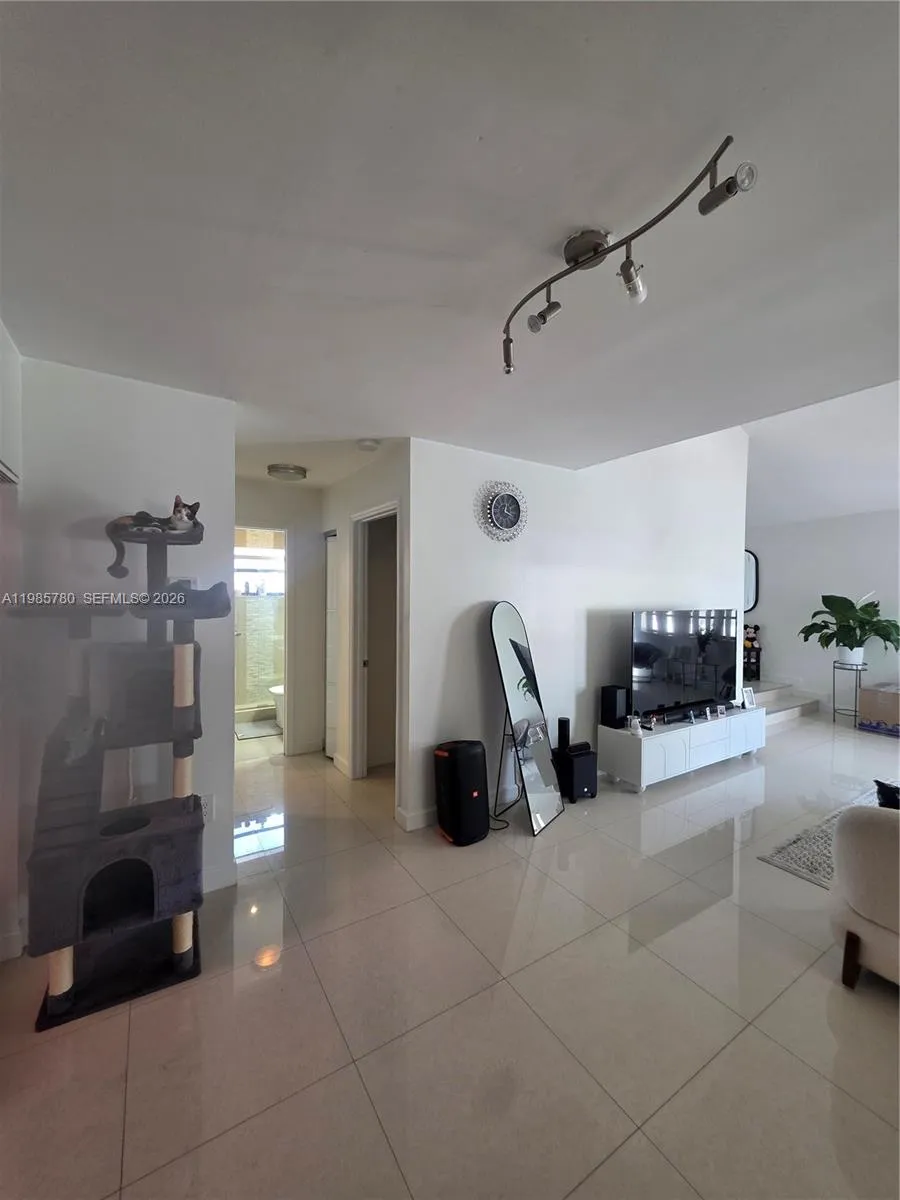 710 SW 99th Ct Cir Miami, FL 33174