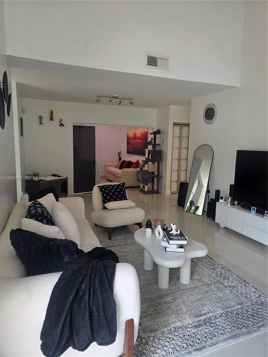 710 SW 99th Ct Cir Miami, FL 33174