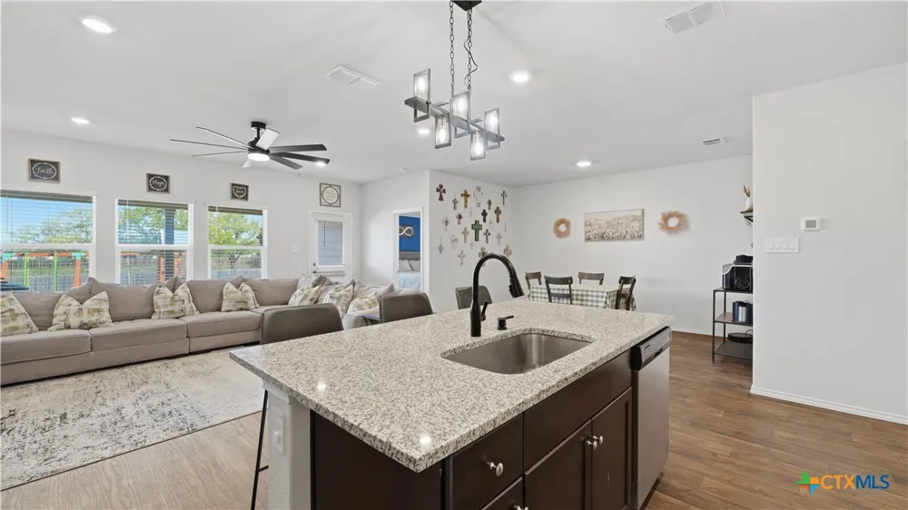 925 Nodding Nixie Seguin, TX 78155