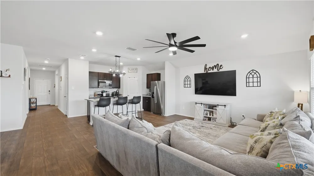 925 Nodding Nixie Seguin, TX 78155