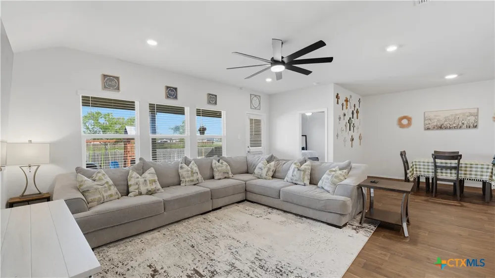 925 Nodding Nixie Seguin, TX 78155